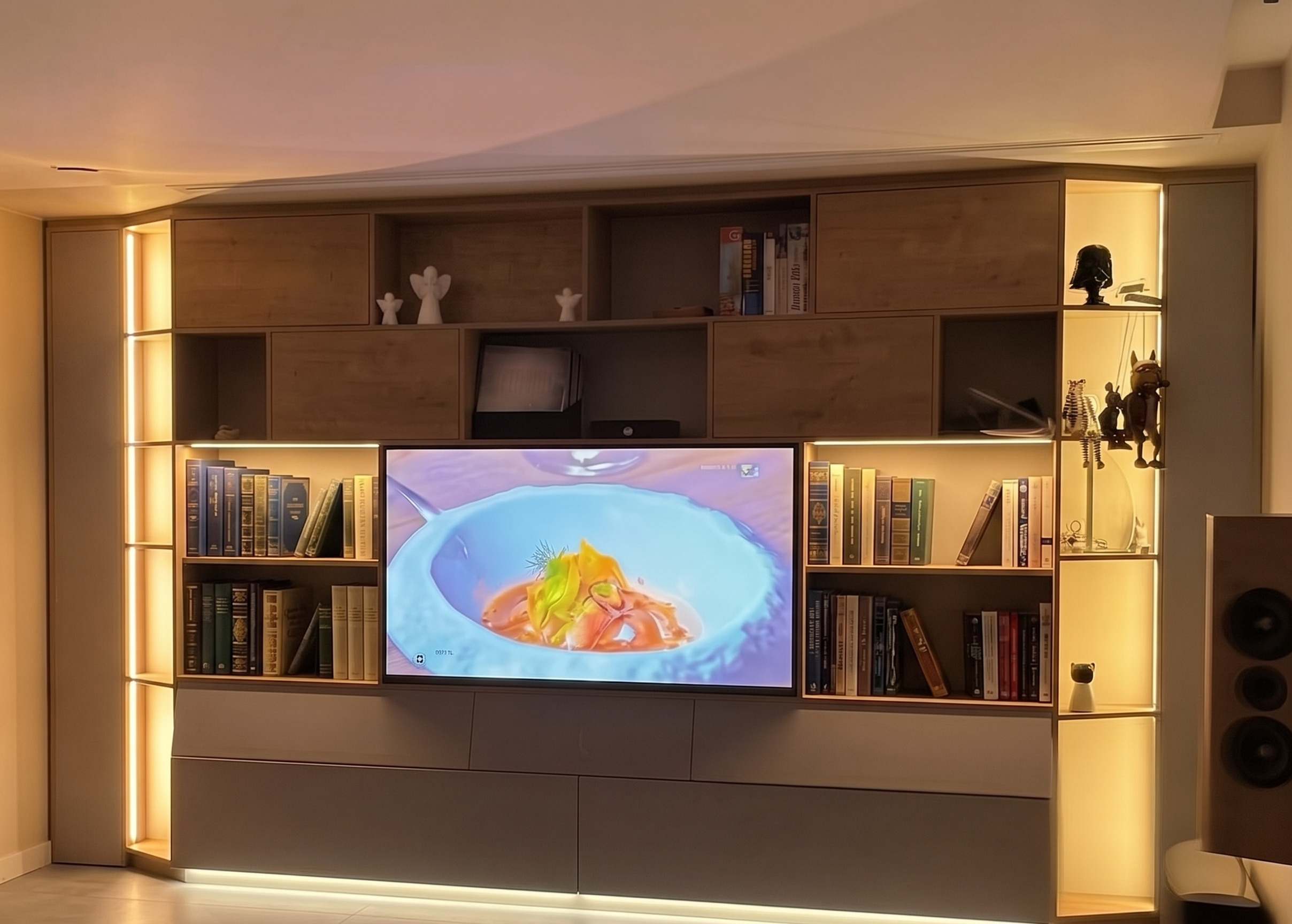 Wohnzimmer mit maßgefertigtem Medienmöbel und integrierter Technik